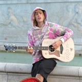Justin Bieber si v Londýně vyzkoušel i „žebrání“ na ulici. Vzhled na to měl.