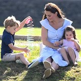 Vévodkyně Kate s pětiletým princem Georgem a tříletou princeznou Charlotte.