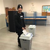 Vácha se na Instagramu pochlubil například fotkou z volební místnosti.