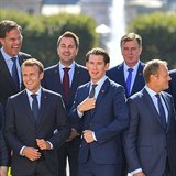 Emmanuel Macron a Sebastien Kurz se dobe bav.