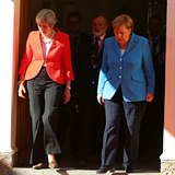 Jako by se snad Mayov s Merkelovou na obleen domluvily!