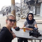 S kolegyní Lenkou Klicperovou v Sýrii v Al-Rakka, na místě, kde ještě nedávno...