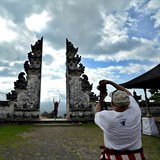 Kvli fotce jsou mnoz turist schopn dlat hotov ps kusy.