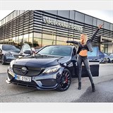 Nela Slováková má z nového auta za dva miliony velkou radost.
