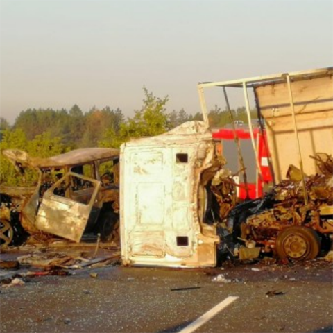 Auto jedouc po D11 v protismru se eln stetlo s nklakem, ob auta...