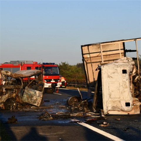 Auto jedouc po D11 v protismru se eln stetlo s nklakem, ob auta...