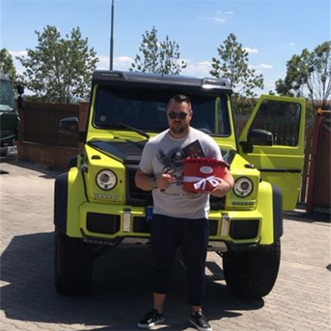 Jan Koka mlad se svm ternnm vozem Mercedes-Benz tdy G. Uhoel syn kolotoe prv v tomto voze?