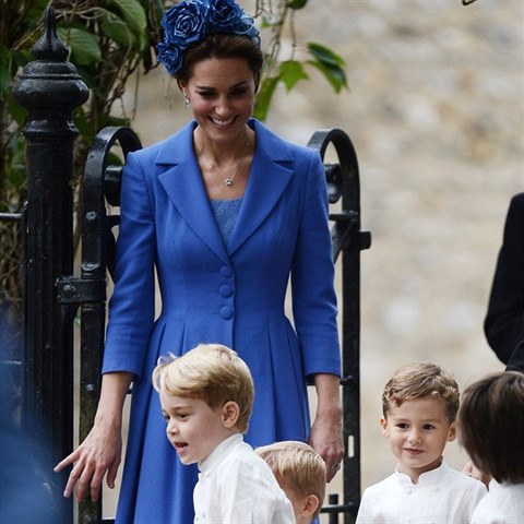 Princ George na svatb Katiny nejlep kamardky Sophie Carter.