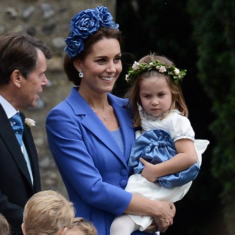 Vvodkyn Kate s princeznou Charlotte.