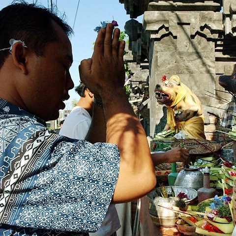 Nejrozenjm nboenstvm na Bali je hinduismus.