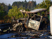 Auto jedoucí po D11 v protismru se eln stetlo s náklaákem, ob auta...