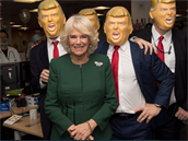 Vévodkyn z Cornwallu na charitativním dnu s maskami Donalda Trumpa.