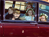 Kate Middleton s dtmi a druikami bhem svatby prince Harryho a Meghan Markle.