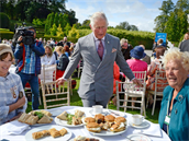 Princ Charles na zahradní party.