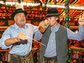 Schwarzenegger se synem si oblékli tradiní koené kraasy a klobouky.
