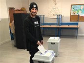 Vácha se na Instagramu pochlubil napíklad fotkou z volební místnosti.