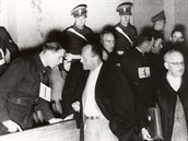 Willi Herold ped váleným soudem. Dostal od nj trest smrti.