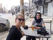 S kolegyní Lenkou Klicperovou v Sýrii v Al-Rakka, na míst, kde jet nedávno...
