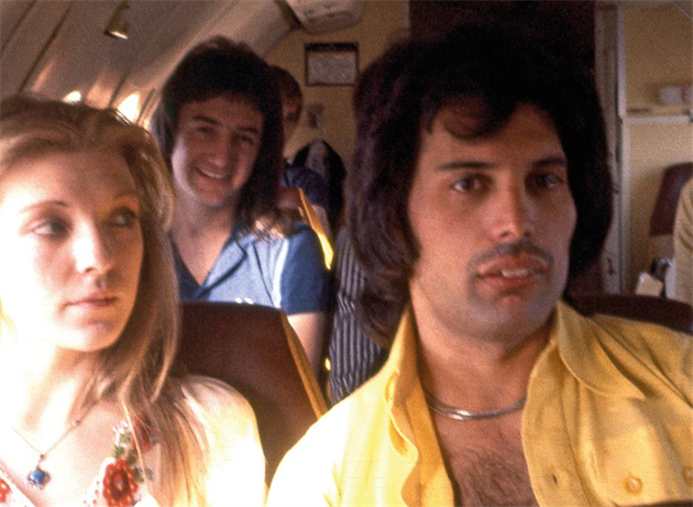 John Deacon (vzadu) a Freddie Mercury bhem soukromého letu.