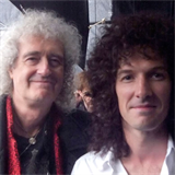 Film o kapele je prv v kinech. Vlevo Brian May, vpravo herec Gwilym Lee.