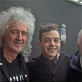 Brian May vlevo, Roger Taylor vpravo pzuj s hercem  Ramim Malekem, kter si zahrl Freddieho Mercuryho.