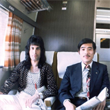 Freddie Mercury (vlevo) a Brian May (pln vpravo) ve vlaku na cest do Japonska.