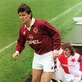 Legendární chvíle: Jozef Chovanec vybíhá v roce 1995 k derby se Slavií, i když...