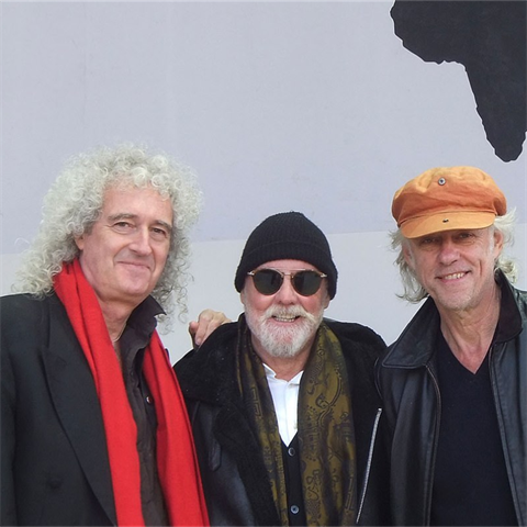 Brian May (vlevo), Roger Taylor (uprosted) a Bob Geldof (vpravo).