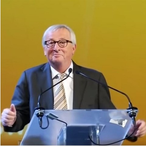 Jean-Claude Juncker se před řečnickým pultem pokusil o taneček. Reagoval tak na...
