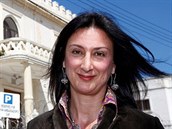 Maltská novináka Daphne Caruana Galiziová zemela po výbuchu bomby v aut.