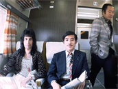 Freddie Mercury (vlevo) a Brian May (úpln vpravo) ve vlaku na cest do...
