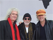 Brian May (vlevo), Roger Taylor (uprosted) a Bob Geldof (vpravo).