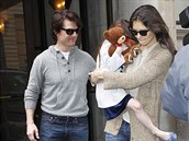 Katie, Tom a Suri v dob�, kdy to je�t� klapalo. Dnes je rodina rozvrácená a Tom...