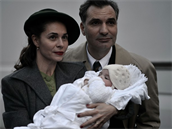 Toman (Jií Macháek) se svou enou Peslou (Kateina Winterová) a synem Ivanem.