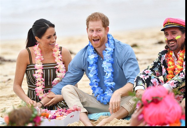 Meghan Markle a princ Harry na pláži Bondi v Sydney. Pár nedokáže odolat vzájemným dotekům.
