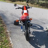 idika vyjela ze silnice a poloila motocykl na lev bok.