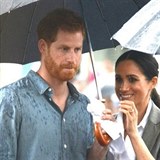 Meghan drží nad svým milovaným mužem deštník.