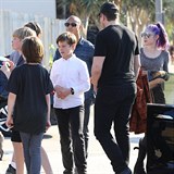 Elon Musk se svými syny a přítelkyní, zpěvačkou Grimes.