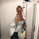 Anna Kadeřávková bere celou věc s nadhledem, i když ji infuze antibiotik, které...