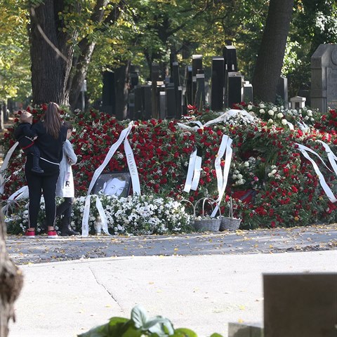 Zasypan hrob Jana Koky mladho.