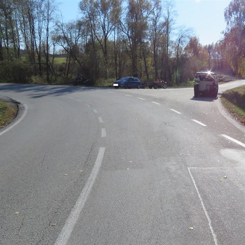 idika vyjela ze silnice a poloila motocykl na lev bok.