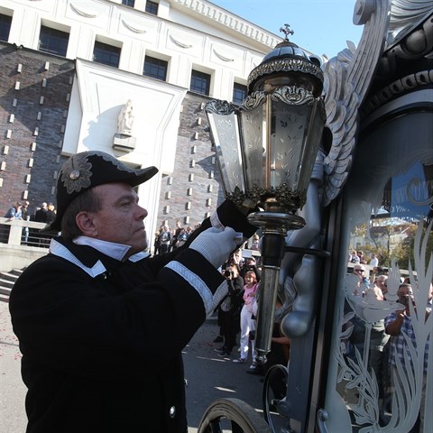 Zapaluj se lampy na koru, kter veze rakev s ostatky Jana Koky mladho...