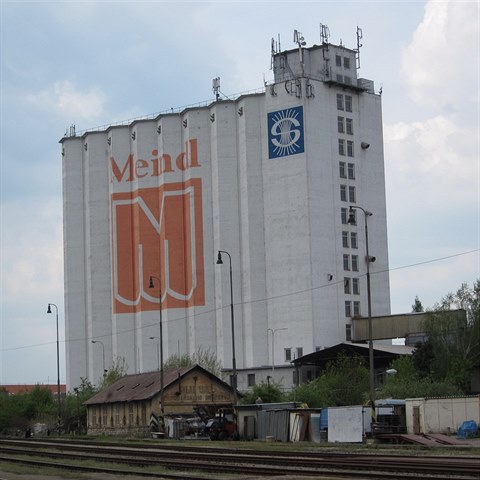 Dominantou obce je obrovsk silo.