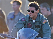 Tom Cruise v novém Top Gunu a vypadá na 30.