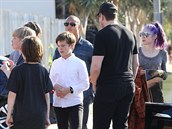 Elon Musk se svými syny a pítelkyní, zpvakou Grimes.
