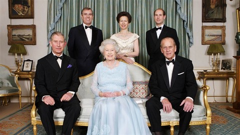 Královna Alžběta II., její manžel vévoda z Edinburghu a jejich děti (zleva):...
