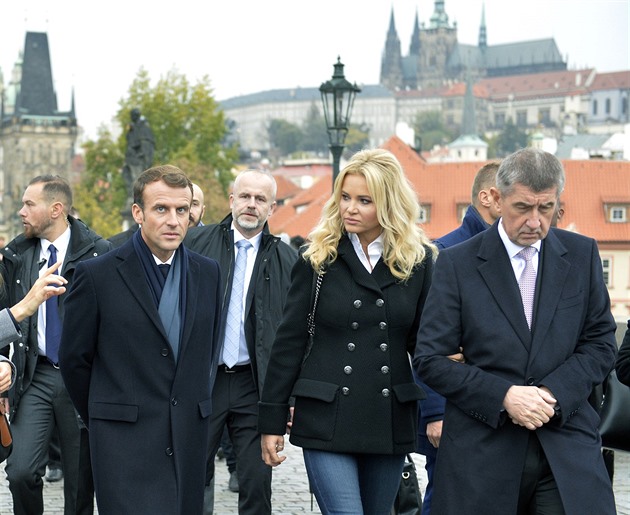 Francouzský prezident Emmanuel Macron (vlevo) a eský premiér Andrej Babi s...