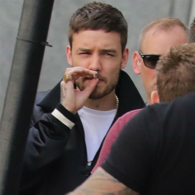 Liam vykouil denn desítky cigaret