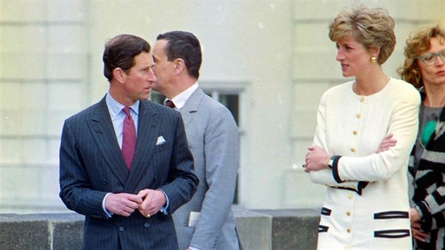 Je vám to pozadí nějaké povědomé? Diana a Charles jsou na státní návštěvě...