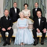 Královna Alžběta II., její manžel vévoda z Edinburghu a jejich děti (zleva):...